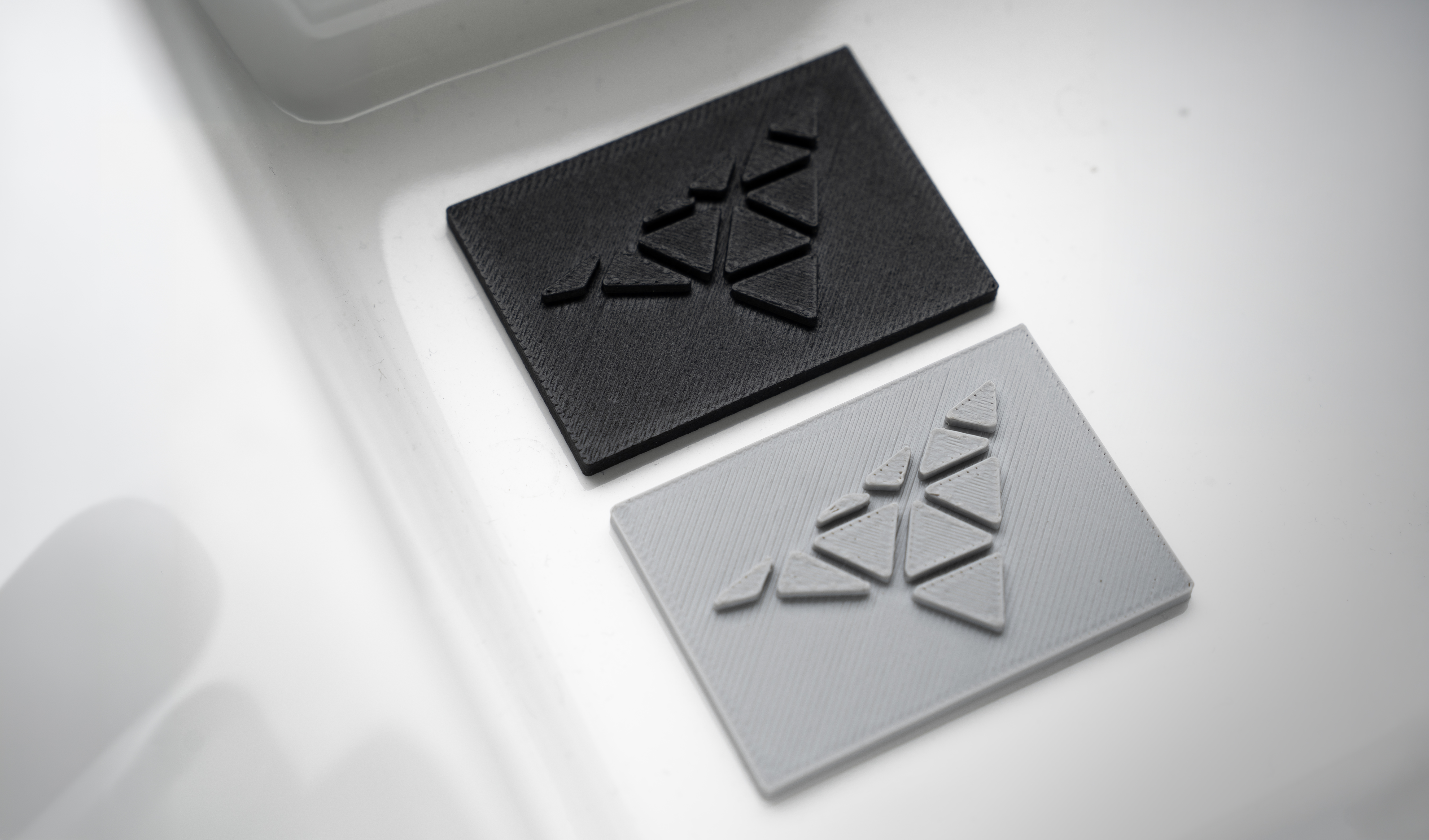 Zwei PROTIQ Musterplättchen aus dem FDM-Verfahren