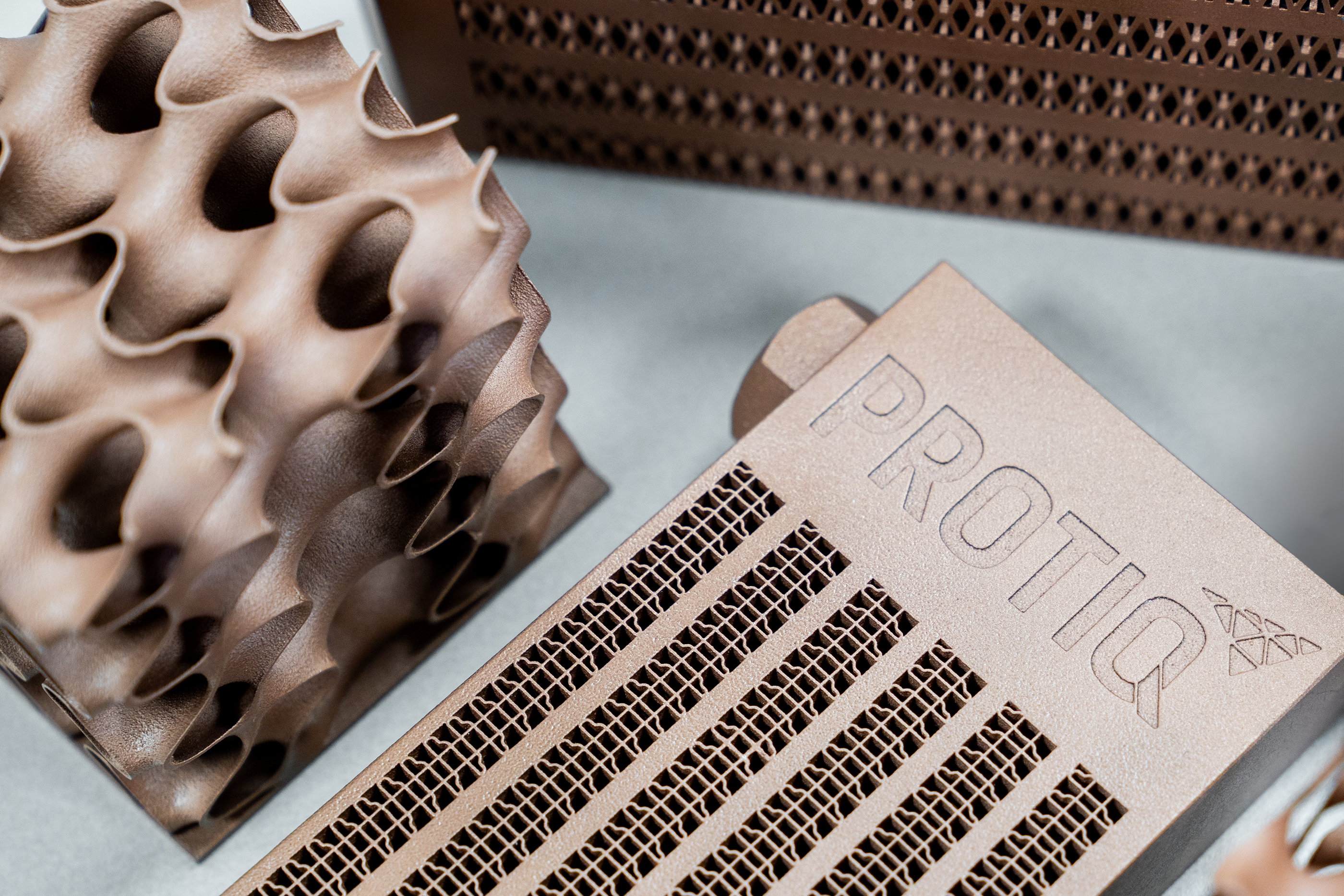 Mehrere Wärmetauscher aus Kupfer nebeneinander